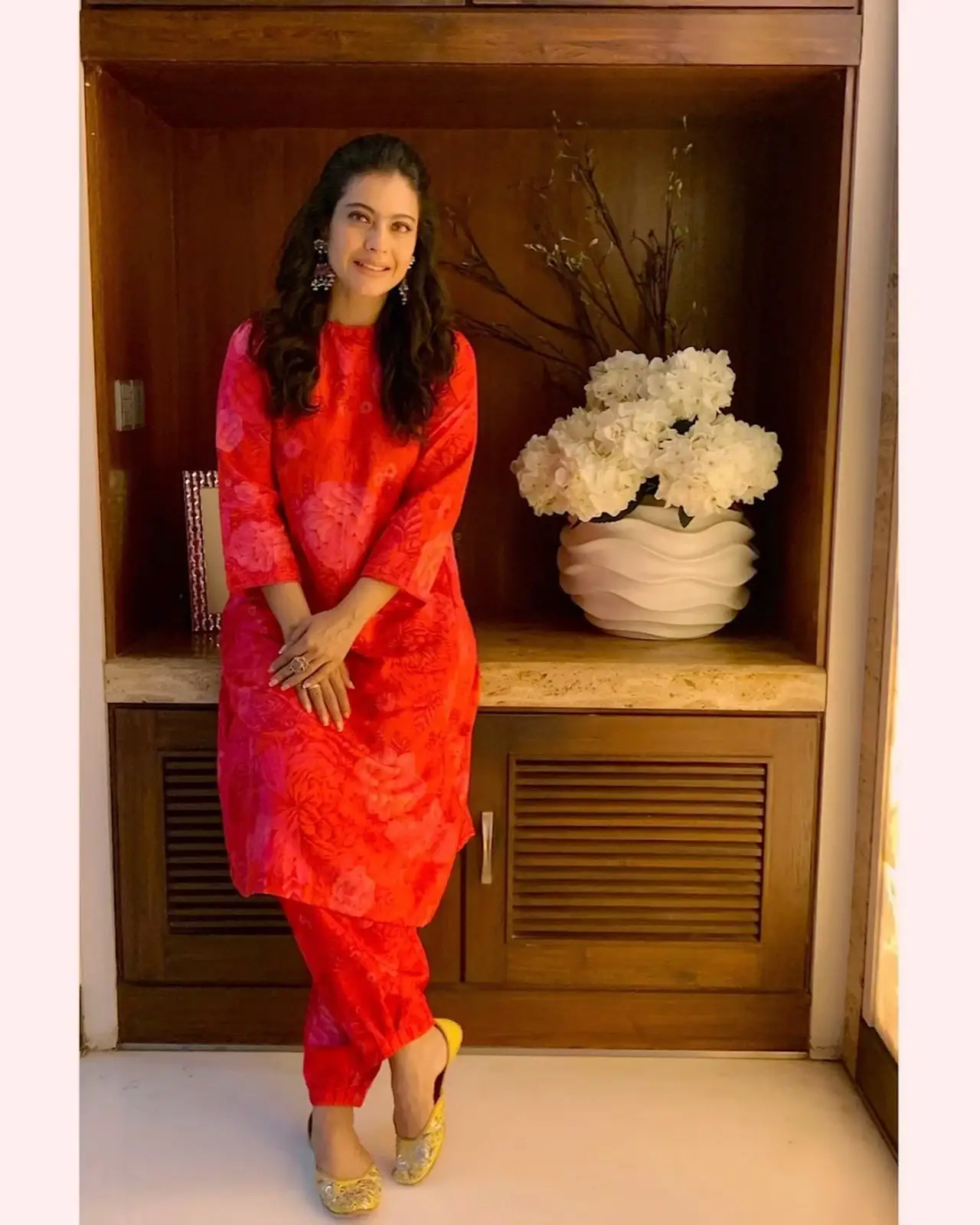 INDIA S RICHEST WOMEN KAJOL DEVGN IMAGES IN TRADITIONAL RED COLOR DRESS 3